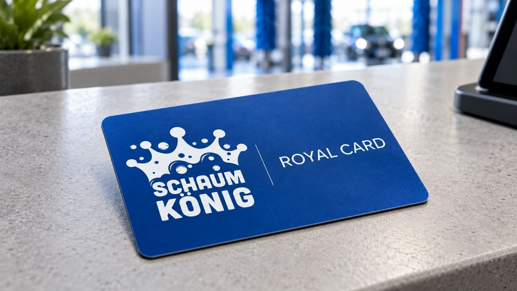 Blaue Schaumkönig Royal-Card mit weißem Logo auf einer Theke in der Waschstraße